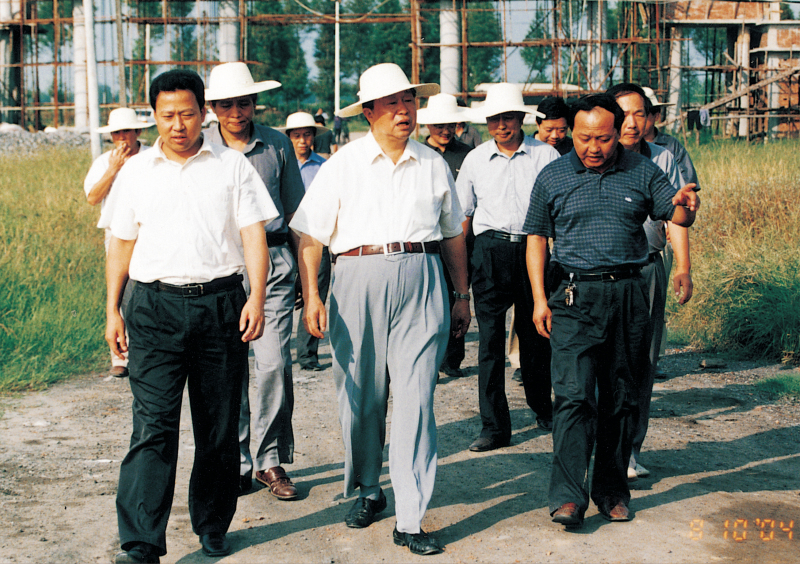 2004年8月10日，省政協主席王生鐵在市委書記劉雪榮的陪同下視察聚丙烯工程建設