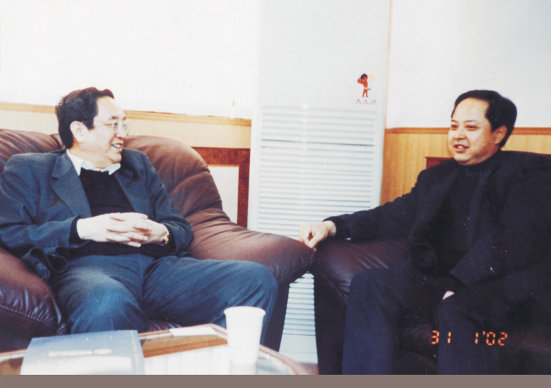 2002年1月31日，中央政治局委員、湖北省委書記俞正聲在省委辦公室親切接見舒心先生 