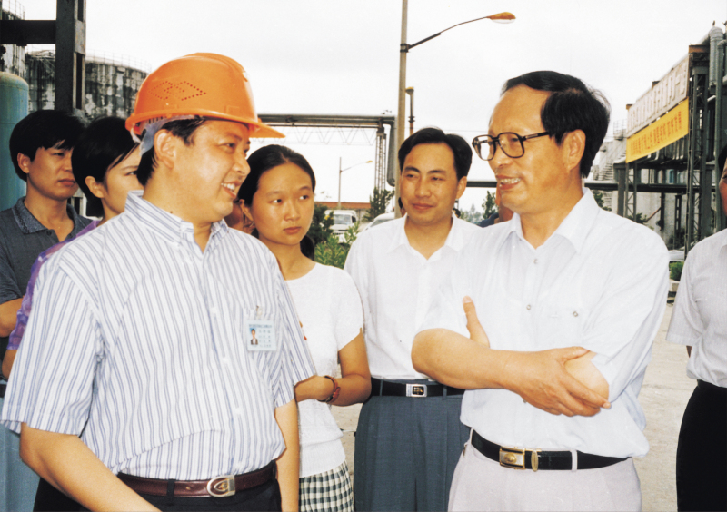 1998年8月1日，湖北省委書記賈志杰在舒心先生的陪同下，對我公司進行了視察
